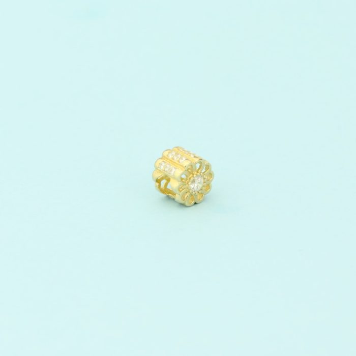 Złoty charms kwaitek 585 na bransoletkę złoto (próba jubilerska 585), cyrkonia, pasuje na bransoletki do 4mm grubości, masa charmsa 1,20g.