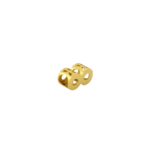 Charms ze złota nieskończoność jest w całości wykonany z żółtego 14-karatowego złota. Ma ażurowe wstawki z boku, dodające lekkości. Jest to klasyczna propozycja symbolizująca nieskończoności wszystkiego, koło życia z wszystkimi jego zakrętami.