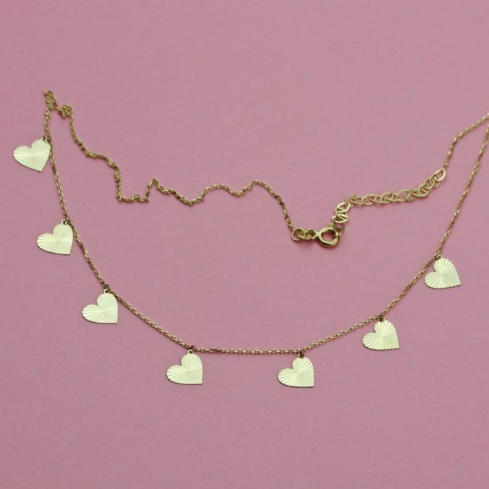 złoty łańcuszek celebrytka z zawieszkami w kształcie serc