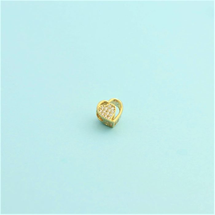 Złoty charms 585 w kształcie serca 💕, mniejsze serce wysadzane białymi cyrkoniami, masa charmsa 1,90g, pasuje na bransoletki modułowe o szerkości do 5mm.