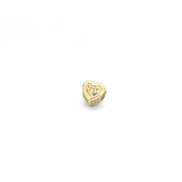 Charms ze złota serce jest zrobiony z 14-karatowego żółtego złota. W sercu zamknięty jest motyw drzewa z ażurowymi wstawkami. Boki charmsa zdobią rzędy białych cyrkonii.