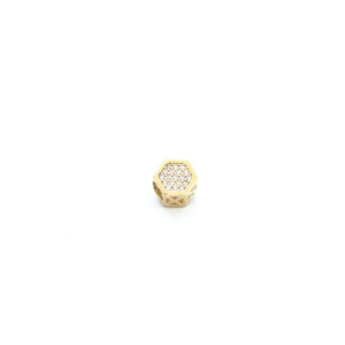 Charms złoty zawieszka ma geometryczny kształt - sześciokąt i jest starannie wykonanym elementem na bransoletkę modułową. Ten model jest zrobiony z 14-karatowego złota, ma ażurowe boki, natomiast przód jest cały wysadzany białymi kamieniami.
