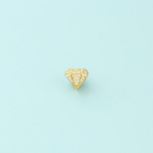 Charms diament królowej to zawieszka w kształcie diamentu, która idealnie podkreśli szykowność Twojego zestawu. Ten diament waży niecałe półgrama, jest żółty i wysadzany białymi cyrkoniami.
