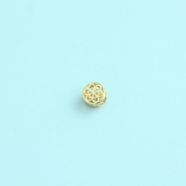 Okrągły charms mandala jest w 100% wykonany z 14-karatowego złota. Ten wzór ma ażurowe wstawki w stylu boho. Mandala symbolizuje koło życia.