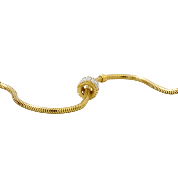 Złoty okrągły charms boho jest przeźroczysty i wykonany z dbałością o najdrobniejsze szczegóły. Prawdziwa gratka dla koneserów charmsów.