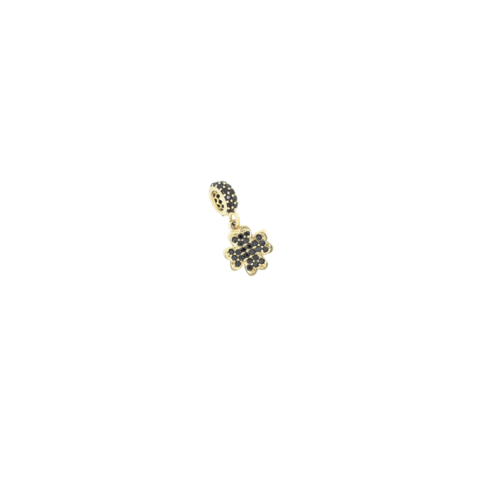 Złoty wiszący charms czarna koniczyna to kolejna propozycja z kolekcji wiszących zawieszek do bransoletek modułowych. Koniczyna jest cała wysadzana czarnymi kamieniami, łącznie z kółkiem-zawieszką. Całość jest wykonana z żółtego 14-karatowego złota.