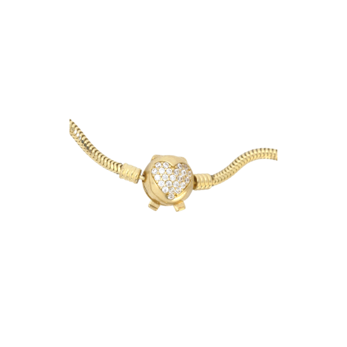 Noś ją samą lub z dodatkami, złota bransoletka do charmsów ma charakterystyczny gładki, wężykowy splot, dzięki czemu jest do pewnego stopnia elastyczna. Bransoletka wykonana jest z żółtego, 14karatowego złota i będzie eleganckim dodatkiem do wielu stylizacji. Jest to klasyczna bransoletka modułowa o długości 18cm zakończona okragłym stoperem, na którym widać wtłoczony kształt serca wysadzany białymi cyrkoniami. Bransoletkę zapina się na zatrzask.