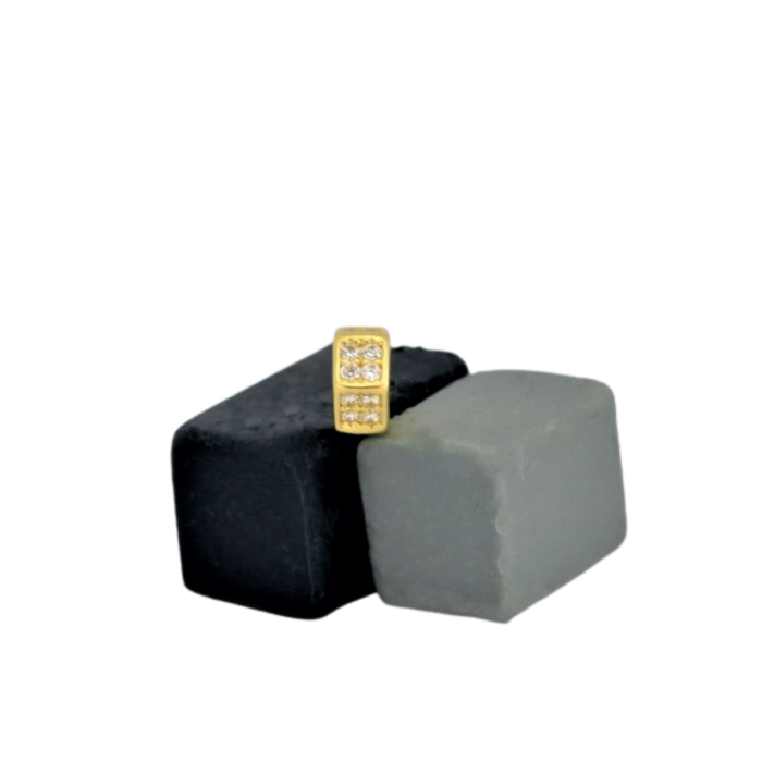 Złoty charms wysadzany białymi kamieniami na bransoletkę złoto (próba jubilerska 585), pasuje na bransoletki do 4mm grubości, masa charmsa 0,75g.