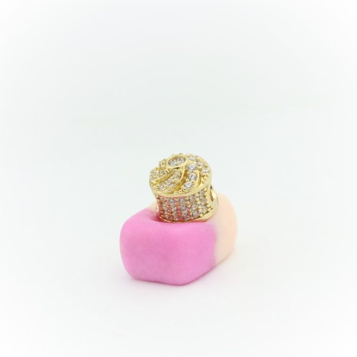 Złoty charms z kamieniami, spiralny kształt, 14-karatowe złoto (próba jubilerska 585), masa charmsa 2,01g, typ zapięcia wsuwany, idealny charms urodzinowy.