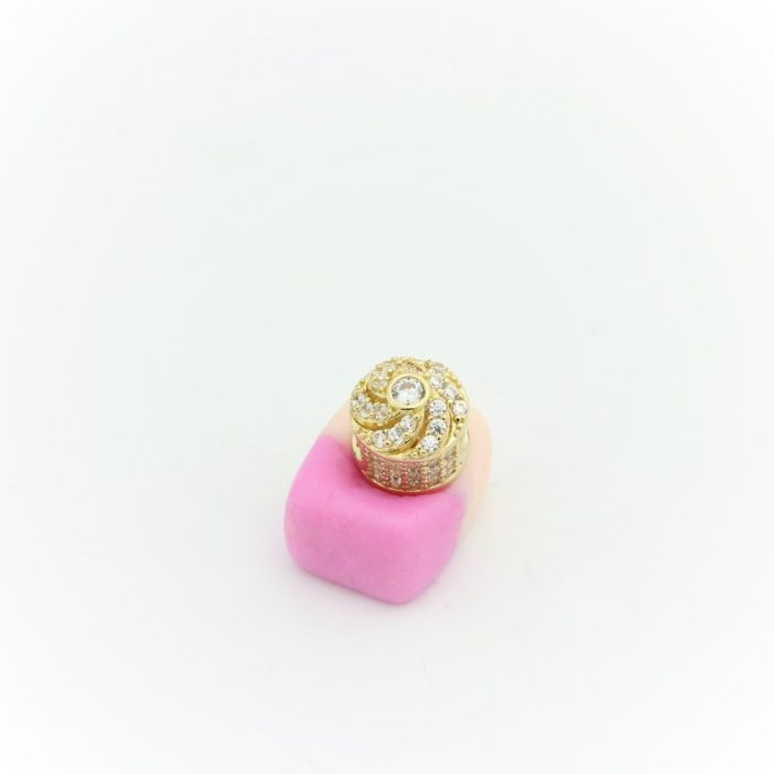 Złoty charms z kamieniami, spiralny kształt, 14-karatowe złoto (próba jubilerska 585), masa charmsa 2,01g, typ zapięcia wsuwany, idealny charms urodzinowy.