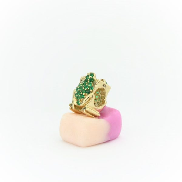 Złoty charms zielona żabka, wysadzany zielonymi cyrkoniami, 14-karatowe złoto (próba 585), masa charmsa: 2,34g, pasuje na bransoletki do 4mm szerokości.