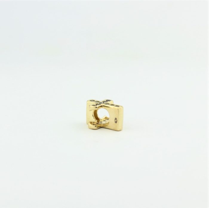 Złoty charms czarny krzyżyk, 14-karatowe złoto (próba jubilerska 585), masa charmsa 1,40g, wymiary charmsa 1,1cm x 0,9cm x 0,7cm.