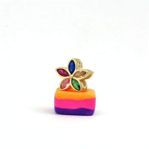 Z┼Вoty charms w kszta┼Вcie kwiatka ozdobiony kolorowymi kamieniami od Elizabeth
