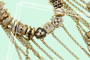 Łańcuszki zabezpieczające do charmsów to elementy biżuterii do bransoletek modułowych. Łącz charmsy w grupy, zapobiegaj ich przesuwaniu się.