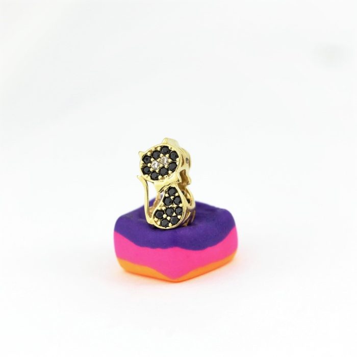 Złoty charms na bransoletkę kot z cyrkoniami.