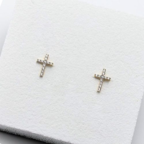 Złote kolczyki sztyfty w kształcie krzyża wysadzane białymi cyrkoniami o szerokości 0,7cm i wysokości 0,9cm.